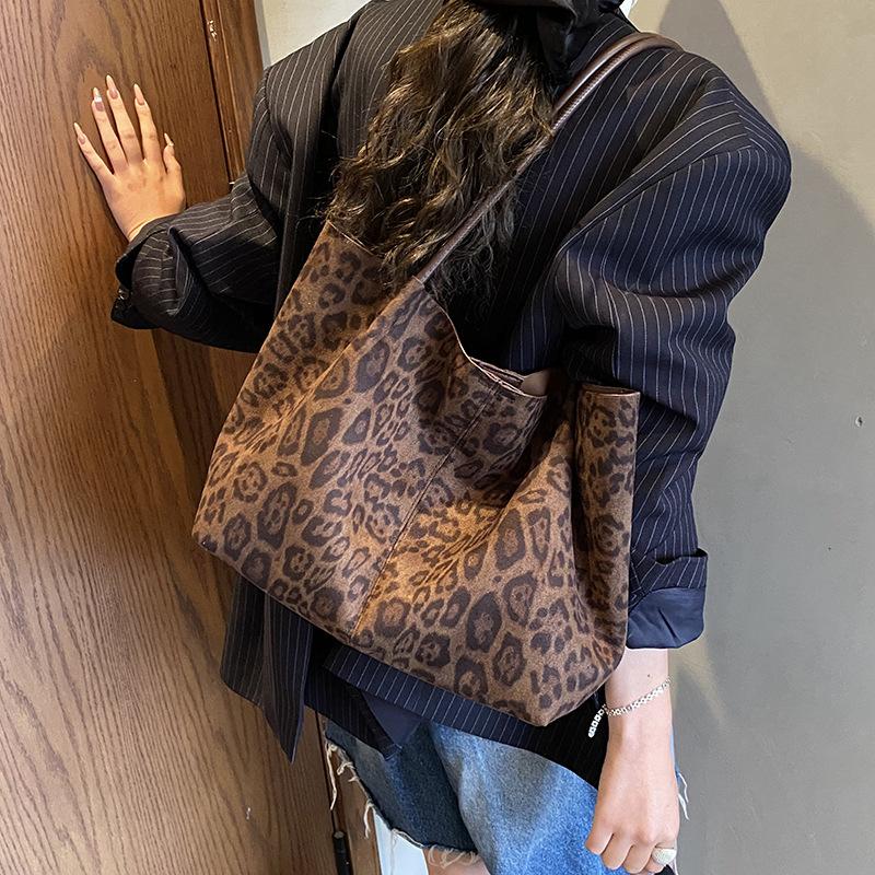Casual Large-capacity Bag Women's 2025 New Commuter Versatile Shoulder Bag Popular Leopard Print Portable Tote Bucket Bag
