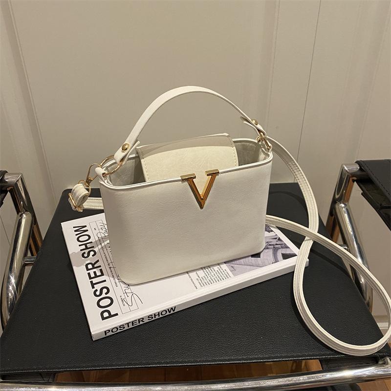 Fashion High Sense 2025 Summer New Light Luxury Texture Foreign Style Niche Versatile Single Shoulder Messenger Handbag