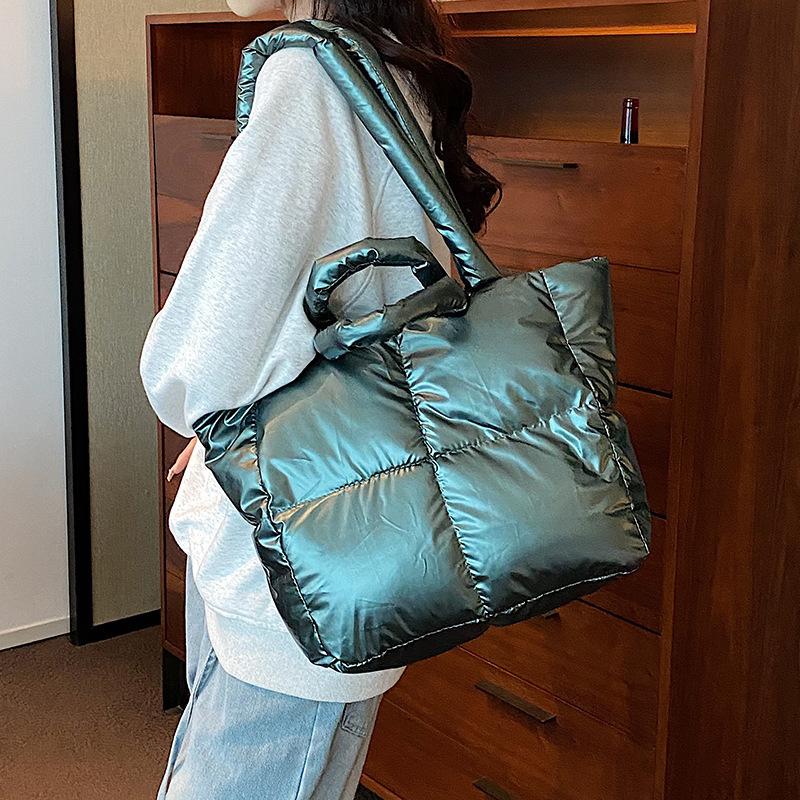 Large capacity lightweight down bag women's 2025 new versatile simple cotton clothes shoulder bag casual portable tote bag