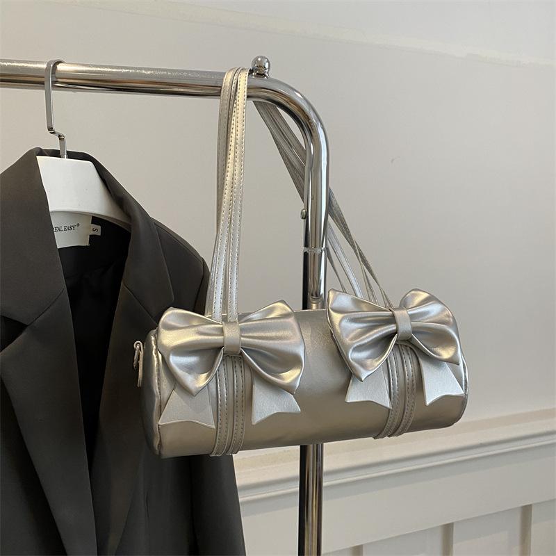 

French niche bag women s 2025 new bow spice girl shoulder armpit bag Internet celebrity foreign style messenger cylinder bag серебряный