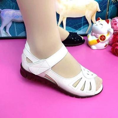 Sandálias femininas usando trabalho 2023 novo verão sapatos femininos sapatos da mãe verão sola macia fundo plano feminino dedo do pé vazado sapatos casuais