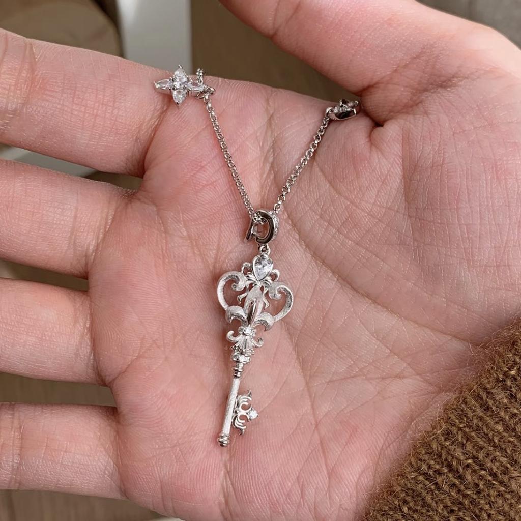 Brushed Craft Medieval Vintage Iris Key Necklace Light Luxury Niche High-End Clavicle Chain