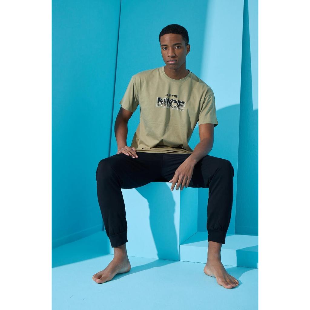 Schönes, bedrucktes Herren-Pyjama-Set mit kurzen Ärmeln und Bündchen in Khaki