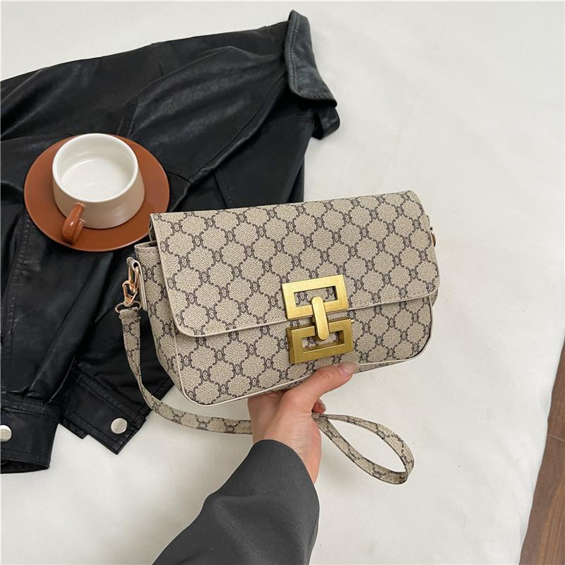 

Модная простая темпераментная иностранная стиль 2025 ранняя весна новый замок золотой замок повседневная сумка через плечо маленькая квадратная женская сумка хаки