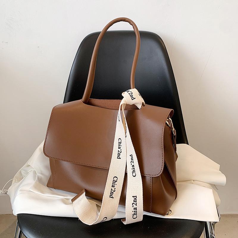 Fashionable Large Capacity Tote Bag With Top And Synthetic Leather Interior For Casual Outings