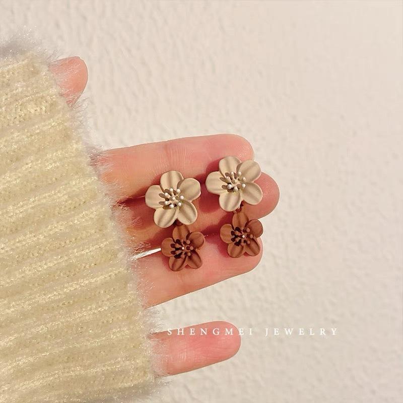 

Retro earrings, new popular high-end contrasting colors, flower studs, women s high-end temperament, earrings design sense