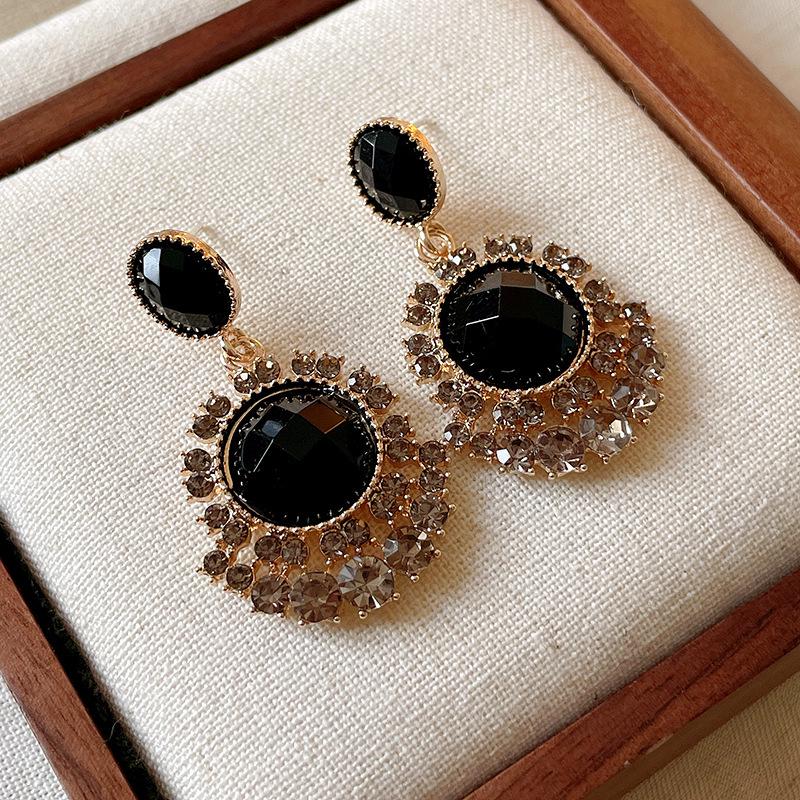 Kolczyki kwiaty wielowarstwowe czarne na srebrnych sztyftach - Eleganckie, wysokiej klasy kolczyki sztyfty o wszechstronnym designie.