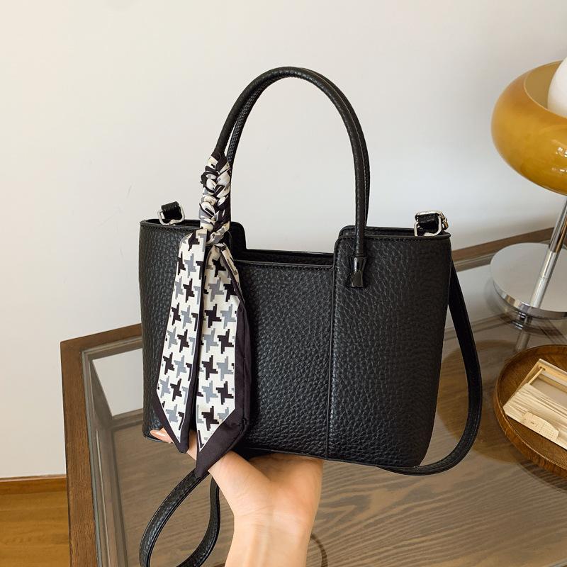 Portable commuter bag, women's 2025 new trendy Korean tote bag, premium foreign style messenger bag, shoulder bucket bag.