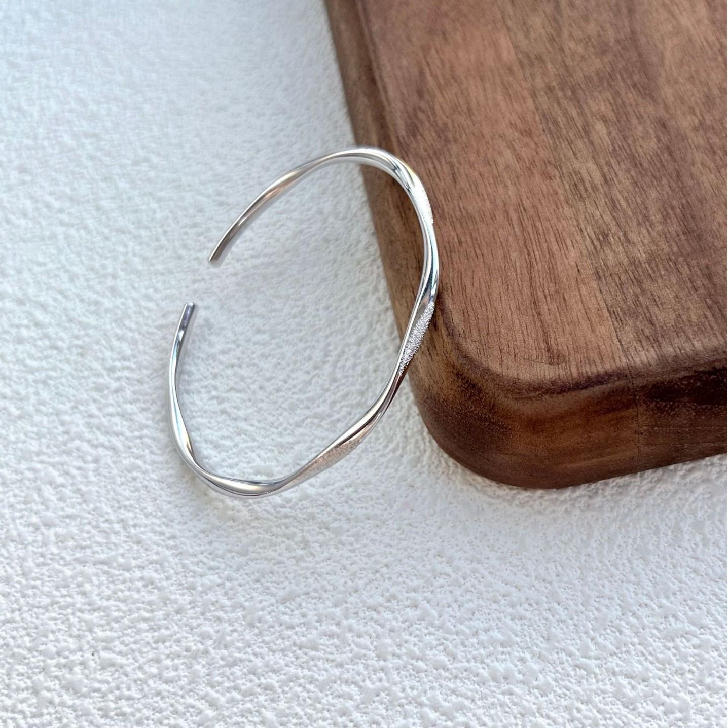 S999 Sterling Silver Mobius Bracelet - Elegant Glitter Sand, Versatile Design for Women Pure Silver