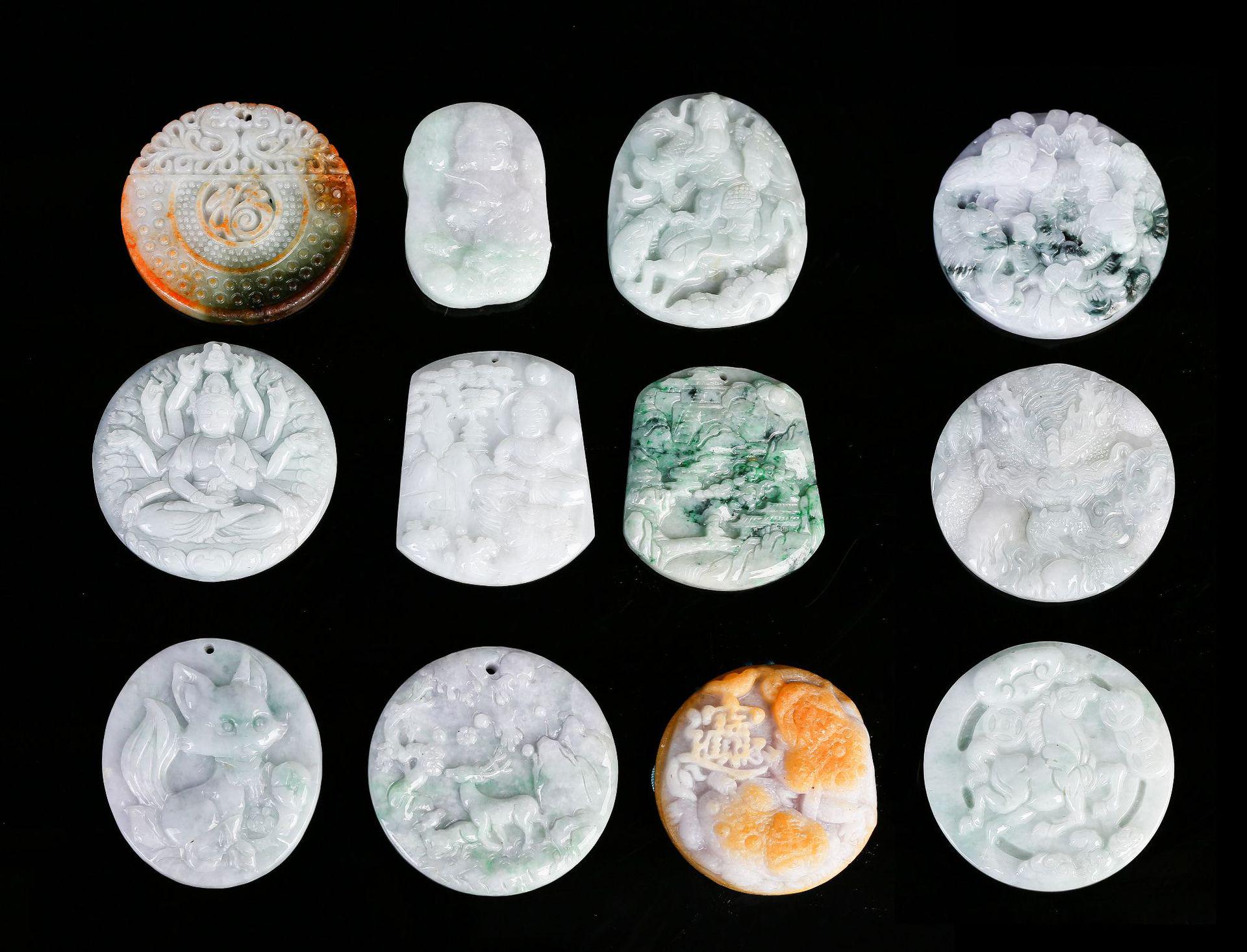 

Тривимірний браслет з пейзажем з зеленого нефриту з амулетами Будди та Гуаньїнь