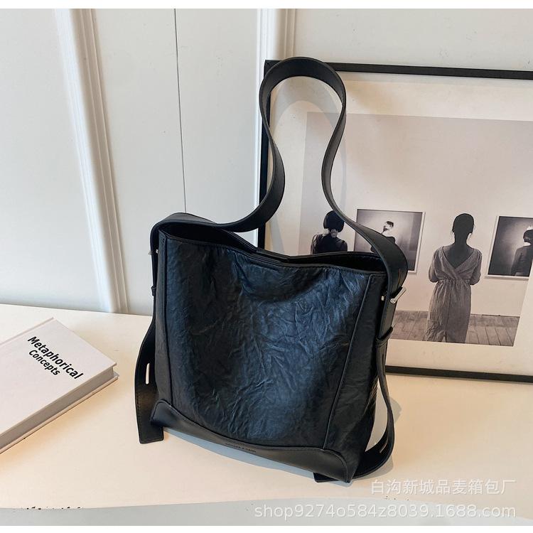 

Niche design bag women s 2025 new trendy autumn and winter retro fashion bucket bag texture commuter shoulder messenger bag
