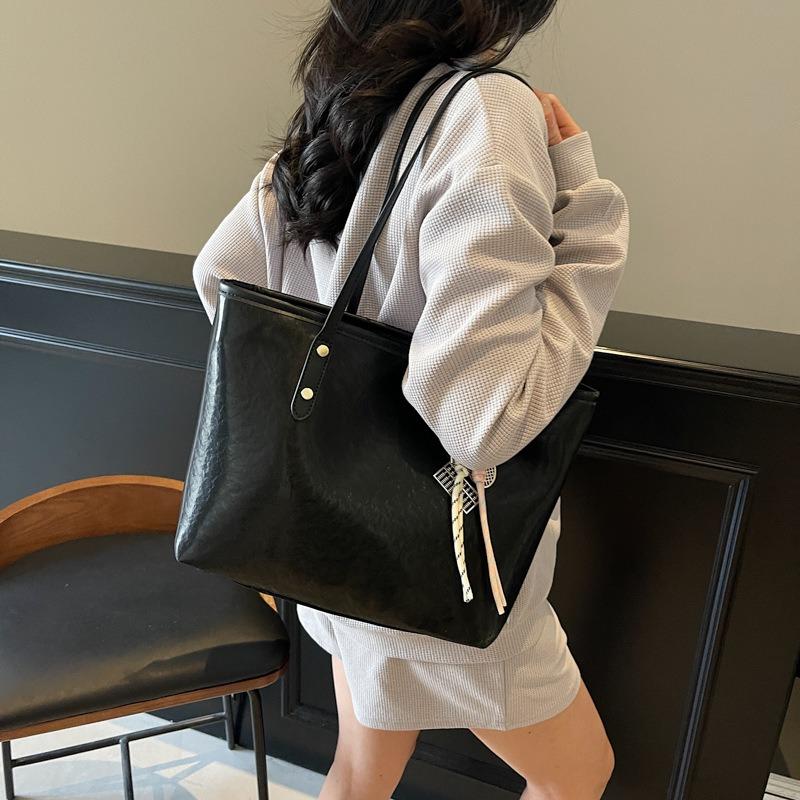 Fashion and Leisure Large-capacity Tote Bag Women's New Simple and Versatile Shoulder Bag High-end Underarm Bag