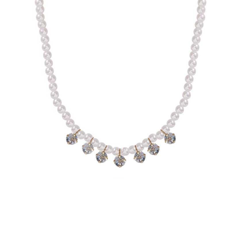 This short pearl necklace is a niche design for women. It features a light and luxurious collarbone chain with beads