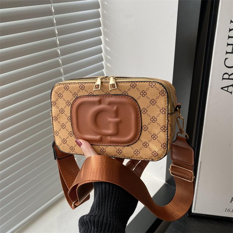 

Niche contrasting colors retro trend versatile shoulder small square bag new fashion high-end textured messenger bag коричневий