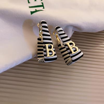 Orecchini con lettere nere, orecchini di design alla moda, temperamento da celebrità di Internet, orecchini di alta qualità
