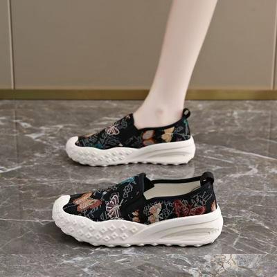 Damen stinkender Schuh: Ein Fuß in lässige Lederschuhe oder Stoffschuhe stecken.