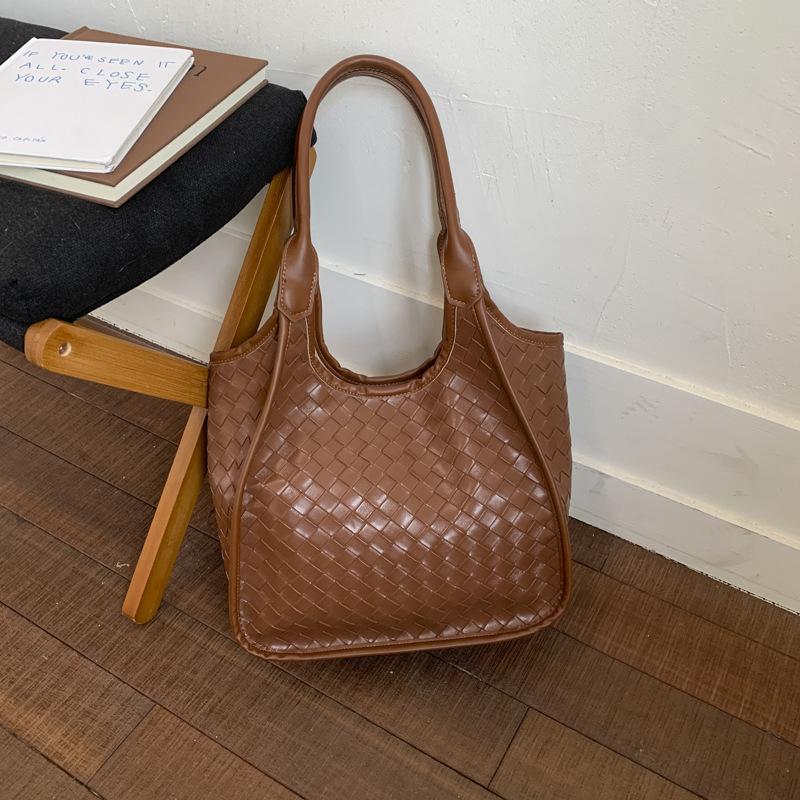 Retro Woven Bag Women's Large-capacity New Autumn and Winter Casual Shoulder Bag Commuter Tote Bag