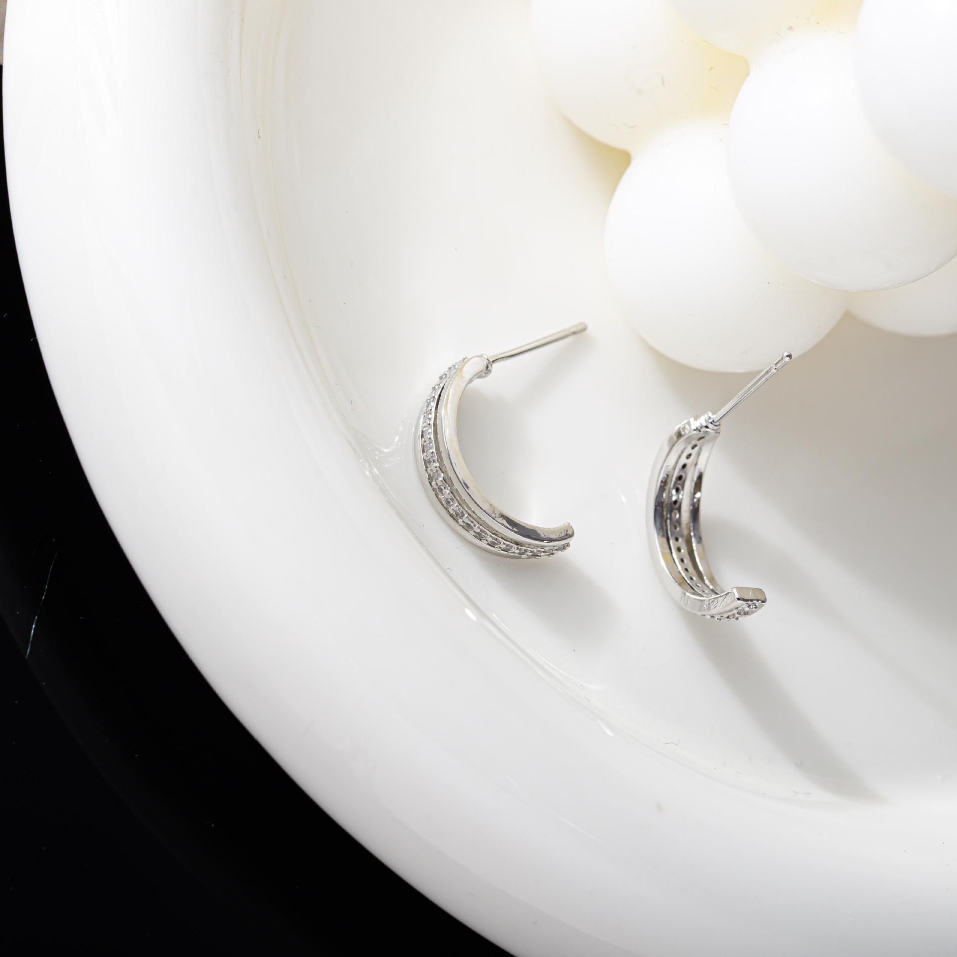 Korean Geometric Zircon Metal Ear Cuff Stud Earrings – Simple, Versatile, and Luxurious