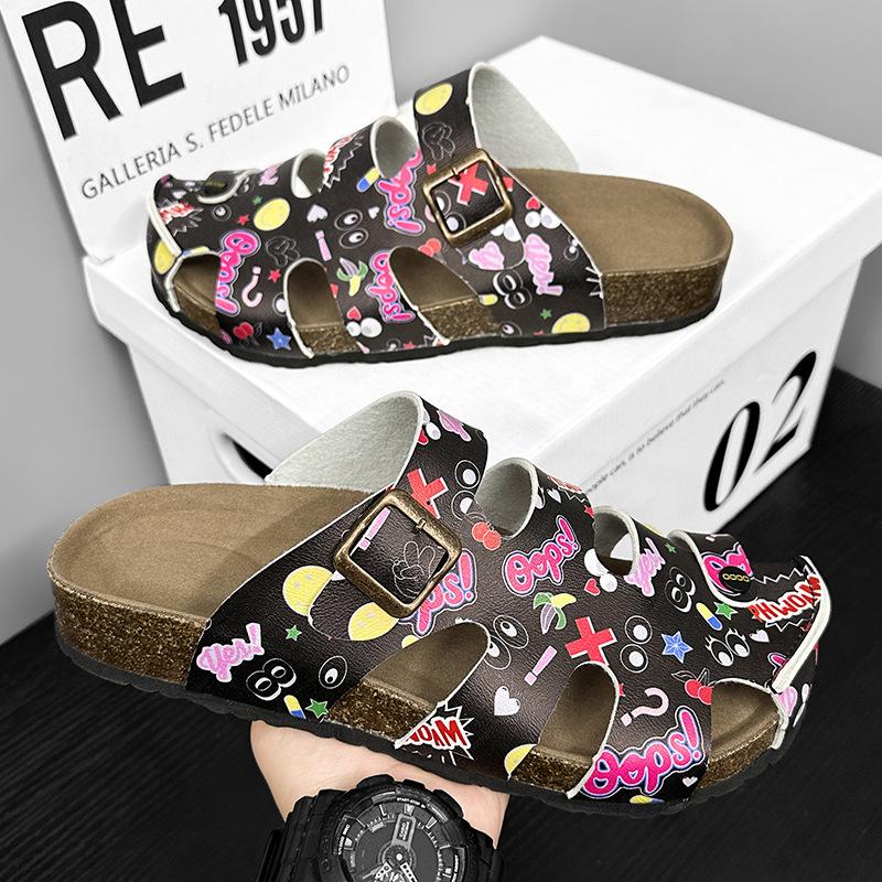 

Трендовые мужские шлепанцы летние дышащие сандалии из пробки с вырезами повседневные спортивные сандалии с принтом знаменитой пары 39