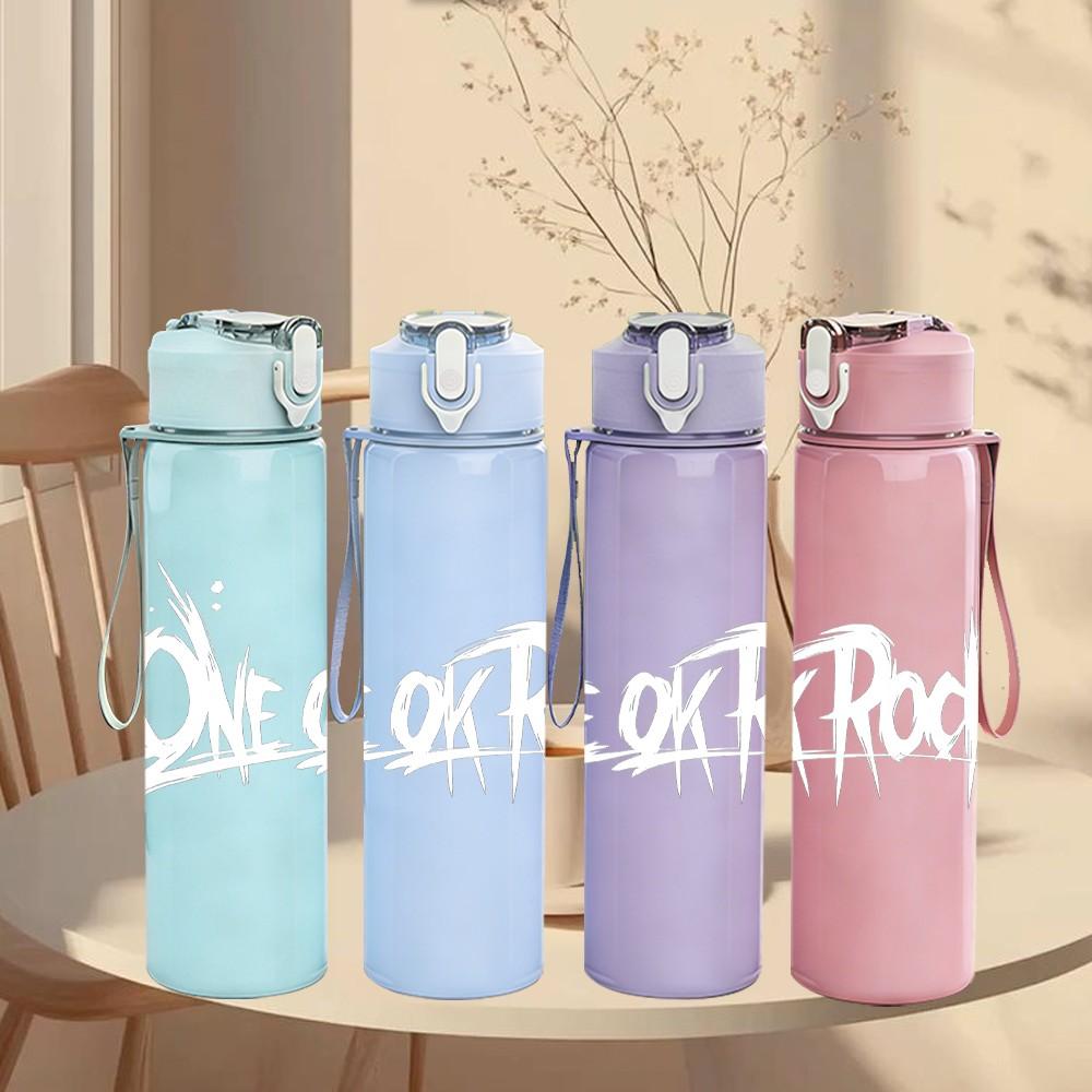 1PC Ghost Rock Band Text 750ml Color Plastic Sports Water Bottle Leakproof Flip Straw Lid Suitable for Sports Office Home Use
