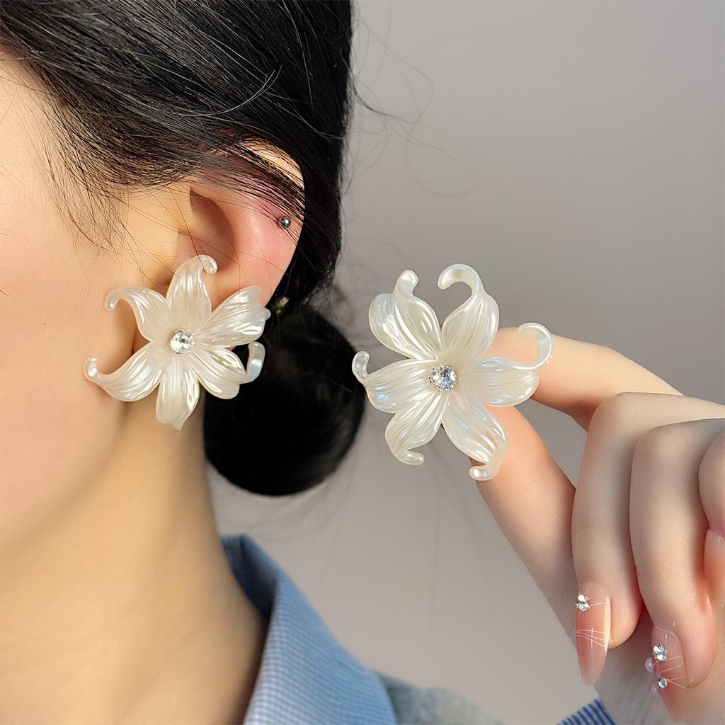 Chic Lily Stud Earrings White Acrylic Flower Women's Unusual Earrings Curved Petals Crystal Middle Unique Design Earrings