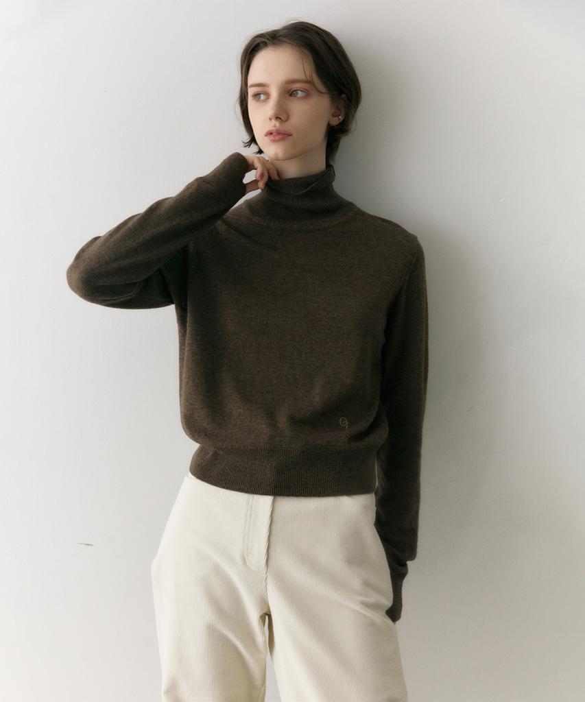 OSTKAKA Essential Turtleneck Pullover Mocha Brown