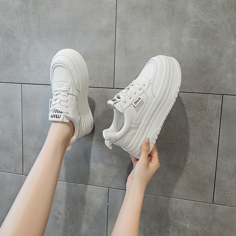 

Кожаная сетка белые туфли женские 2025 лето новые универсальные легкие с внутренней танкеткой женские туфли дышащие повседневные туфли кеды 32