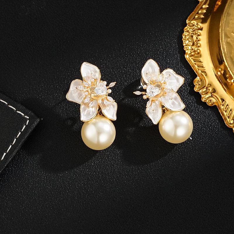 Gentle Hong Kong Style Butterfly Beads Fashion Earrings Three-Dimensional Flowers Exquisite Earrings Temperament Light Luxury High-End Earrings