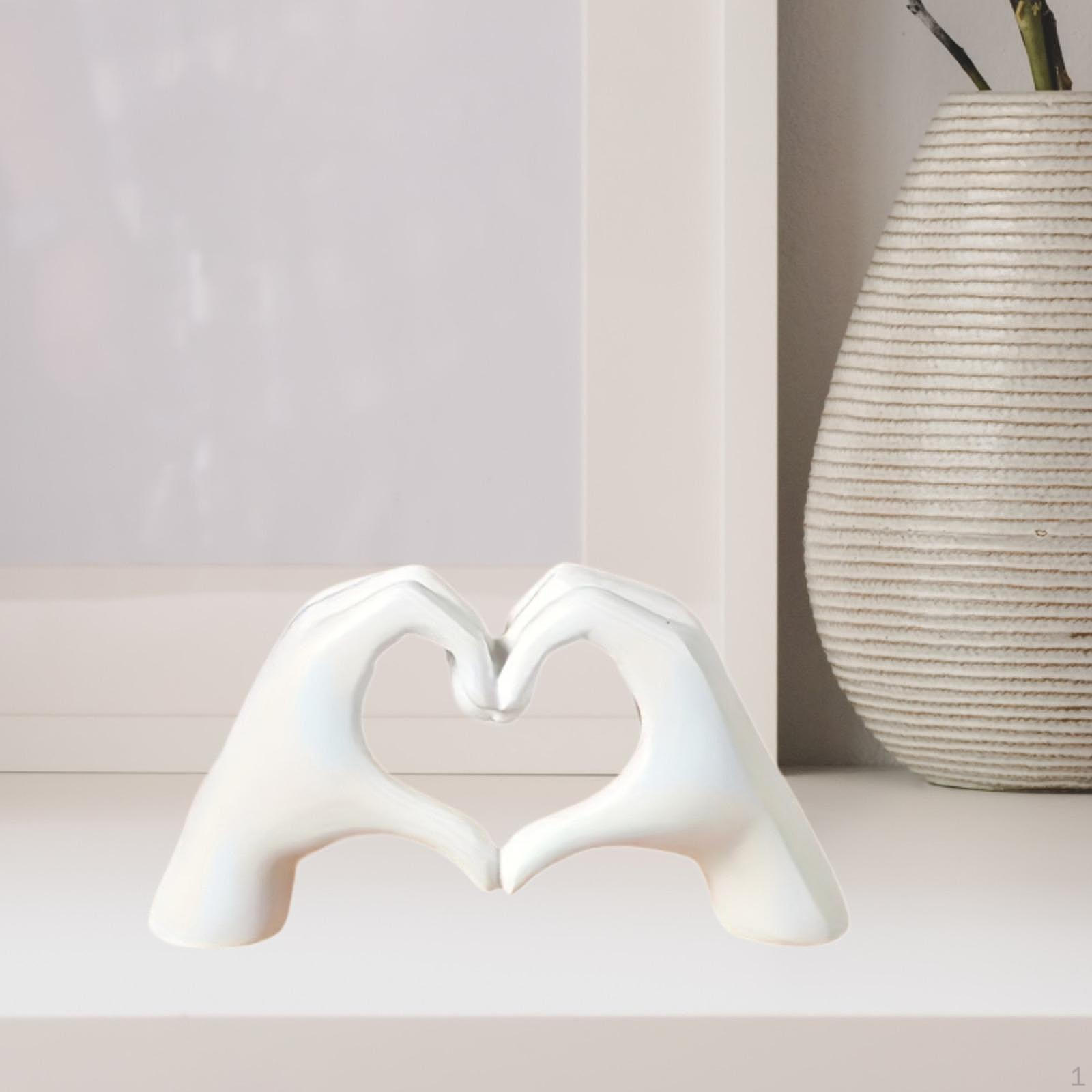 

Фигурка в виде жеста руки, символ любви, центральная часть стола белый