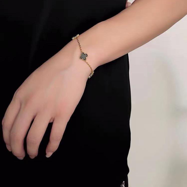 Bracelet Trèfle à Quatre Feuilles en Acier Titane Plaqué Or pour Femme - Noir & Blanc, Double Face, Design Luxe Simple