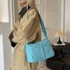 Borsa a tracolla sottile con tasche frontali e tracolla regolabile in nylon tinta unita