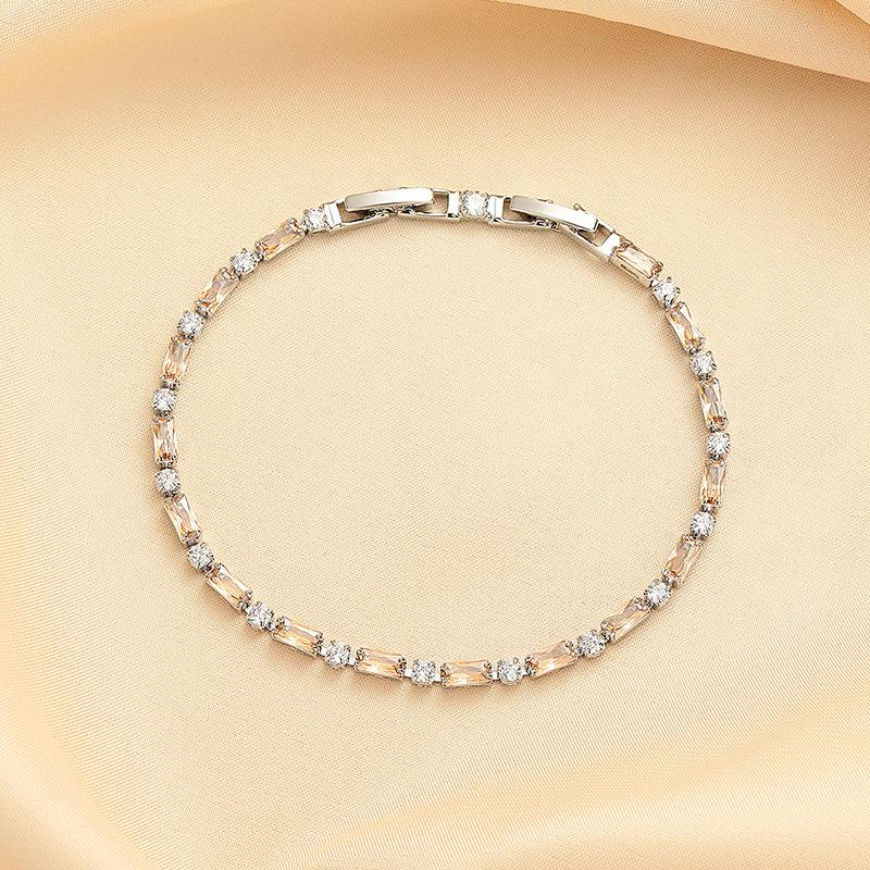 Браслет, инкрустированный желтыми бриллиантами, стильный и уникальный.