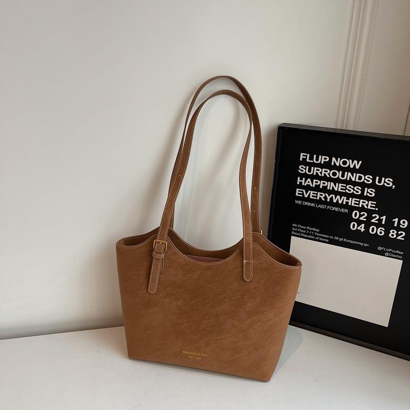 Retro large-capacity bag women's winter new casual commuter shoulder bag simple texture tote bag