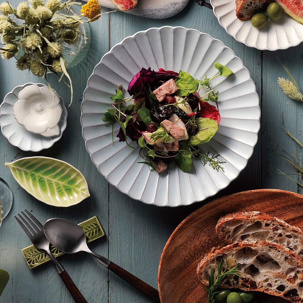 This 280ml teapot features a matte finish and a flower-shaped design. It's made of Seto ware and features a light blue Mizuhada finish. It