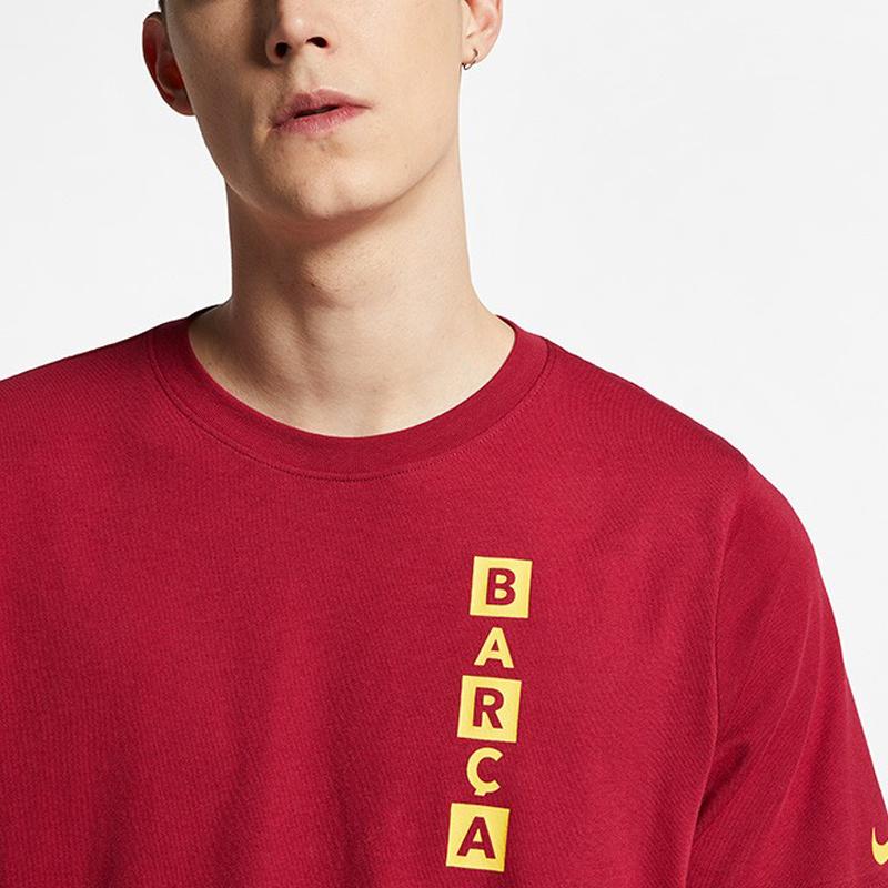 Nike Tricou din bumbac cu decolteu rotund cu imprimeu cu litere elementare FC Barcelona Bărbați Topuri Roșu Nobil AQ7515-620