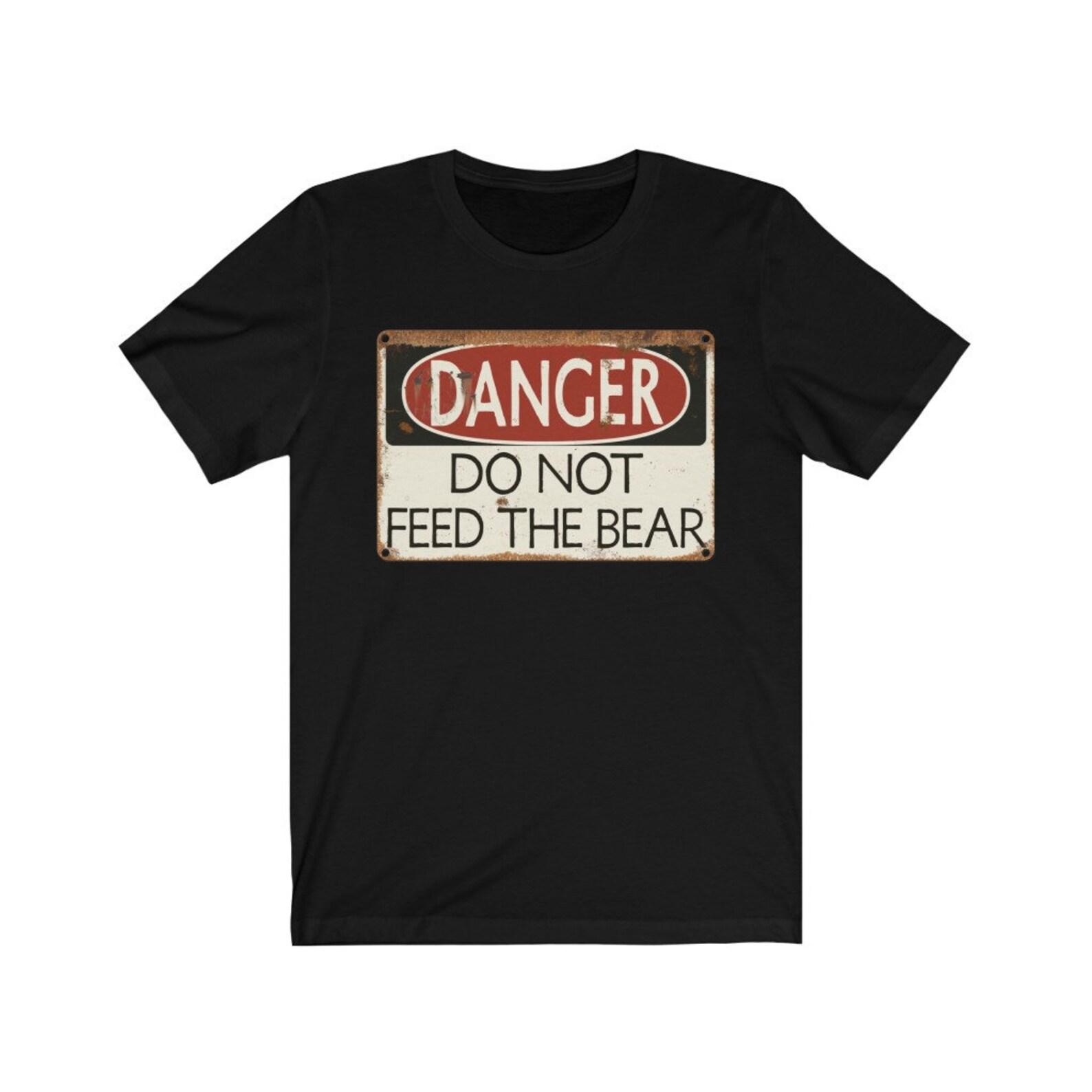 Danger: Do Nor Feed The Bear - Vintage Sign, Warning, Funny - T-Shirt M