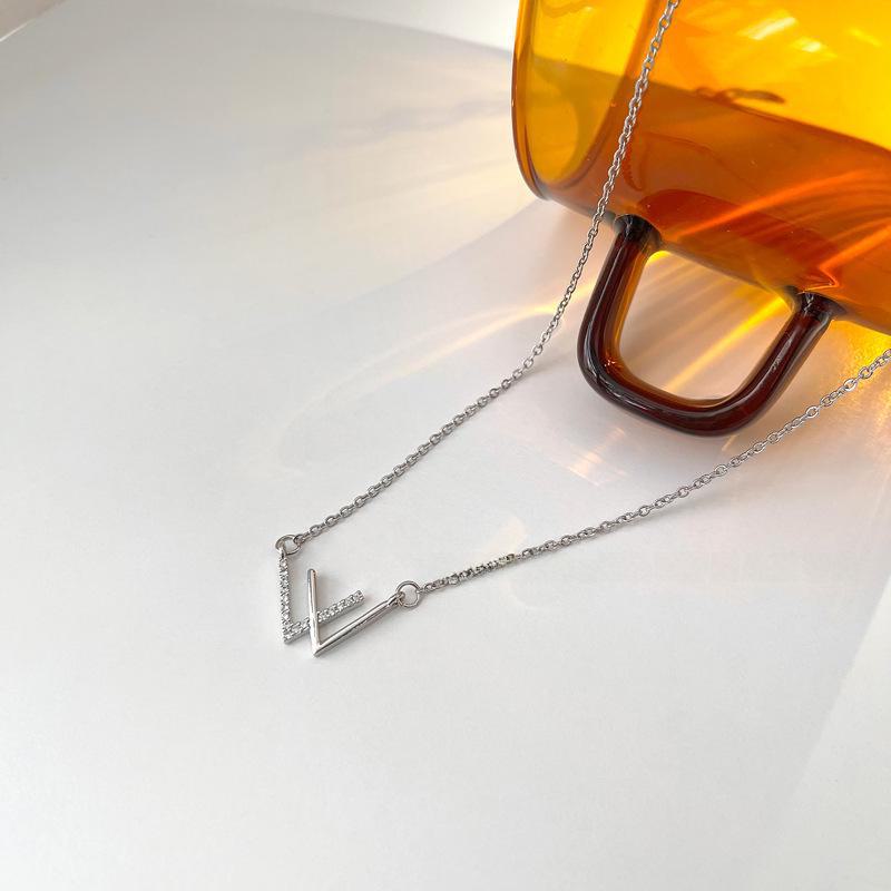 Elegant Women's Single Diamond Clavicle Necklace – Light Luxury Design with Gentle, Versatile Style for All Occasions