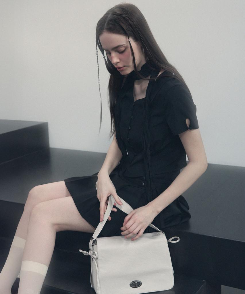 Leathery Ribbon Flap Shoulder Bag [Black]