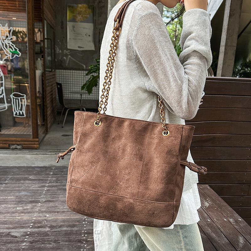 

Suede Chain Shoulder Bag: Large Capacity Retro Women s Underarm & Bucket Style