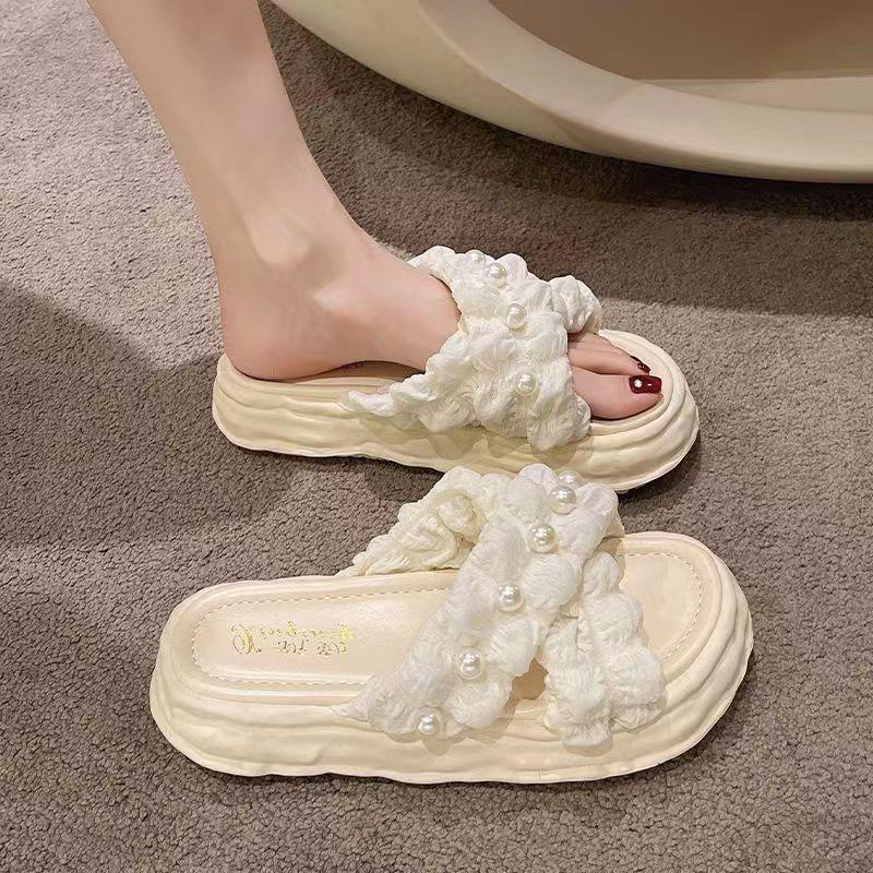 2025 New Fairy Style Sponge Cake Thick Soled Dissolved Shoes for Beach and Beach, Ins Pearl Cool Slippers for Women's Outdoor Wear
