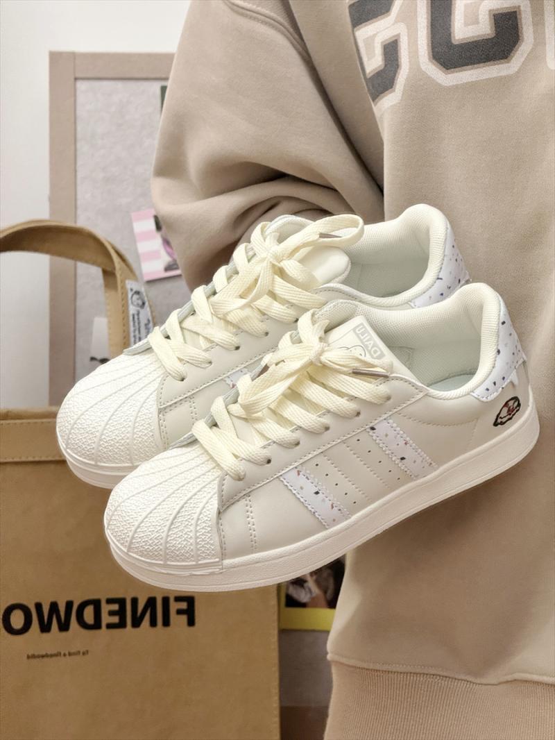 

Весна 2025 новые кремовые студенческие маленькие белые туфли женские с ракушечным носком спортивная обувь повседневная удобная обувь для скейтборда 35