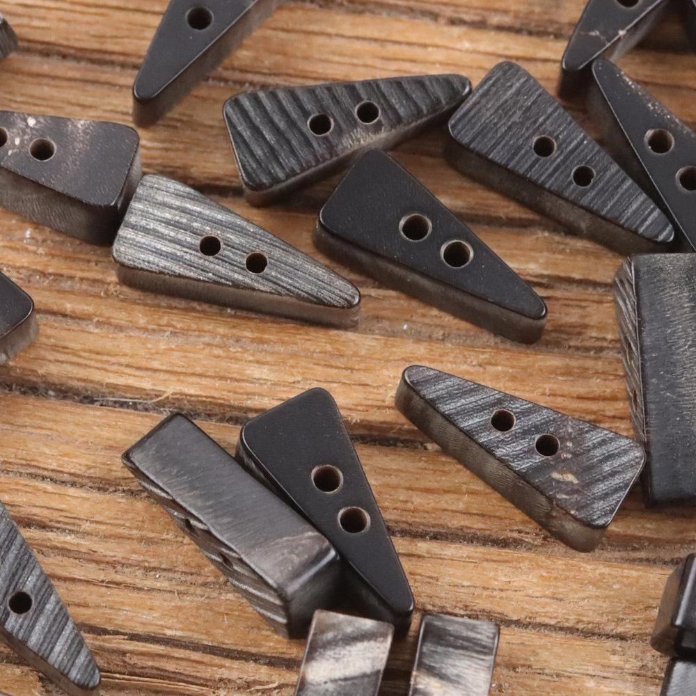 

Кашемировый свитер с короткими рукавами и узором «рогатый» с треугольным конусом и натуральной пуговицой в стиле ретро из смеси хлопка и льна