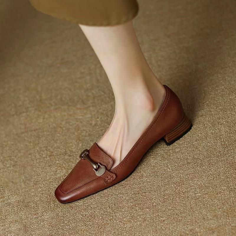Pointed Single Shoes Women's Spring and Autumn 2025 Spring New French Temperament Patent Leather Loafers Medium Thick Heel Small Leather Shoes