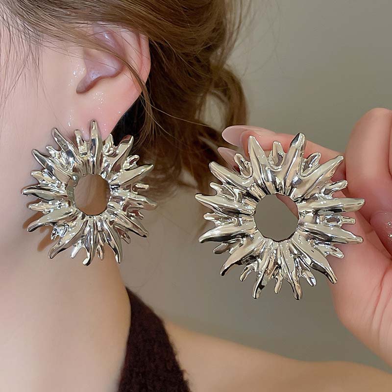 Exaggerated Metal Hollow Sun Flower Earrings for Women Vintage Irregular Smooth Earrings Unique Party Jewelry Accessories
