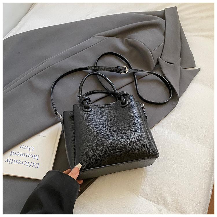 Retro large-capacity high-quality textured handbag, new autumn and winter shoulder messenger bag, versatile bucket bag.