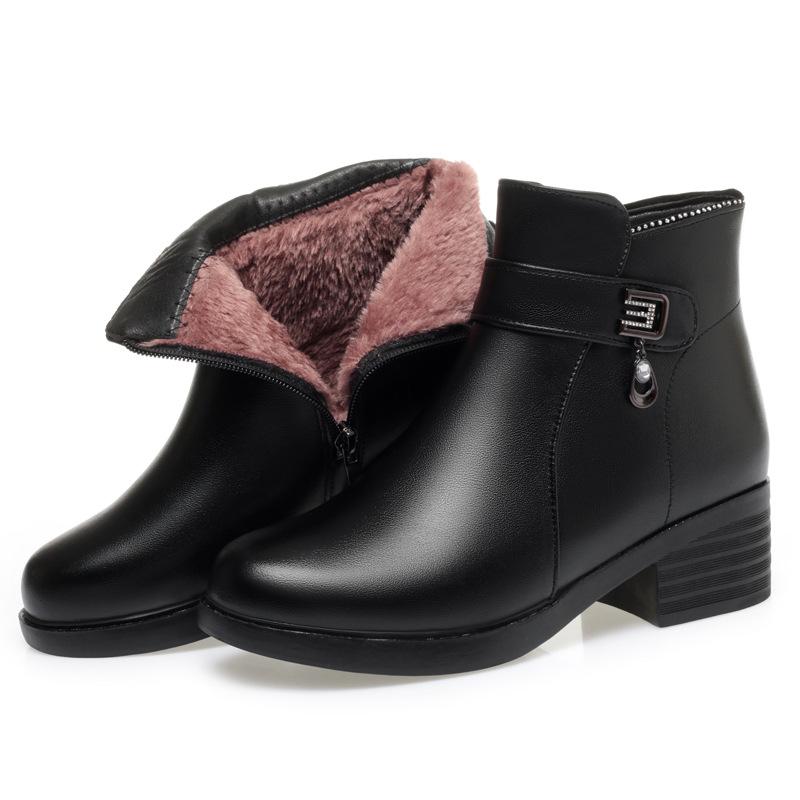 Winter Leather Mother Cotton Shoes Women's New Velvet Thick-soled Cold-proof Warm Middle Heel Wool Leather Shoes Large Size Women's Short Boots