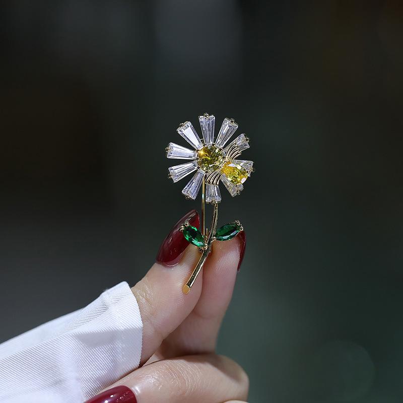 Bo Xin Yun Luxury Cubic Zirconia Daisy Brooch - Trendy, Versatile Lapel Pin for Women's Clothing