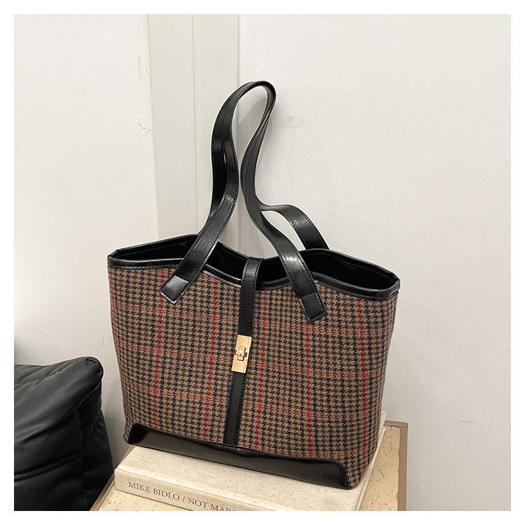 Wollige Mode-Tragetasche: Schulterhandtasche mit großem Fassungsvermögen für Herbst/Winter 2024