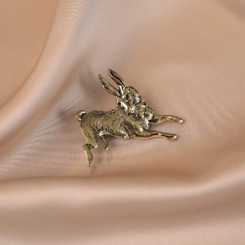 Unique and Retro Animal-themed Chinese Zodiac Horse Brooch Anti-glare Badge Versatile Pin Exquisite Accessory