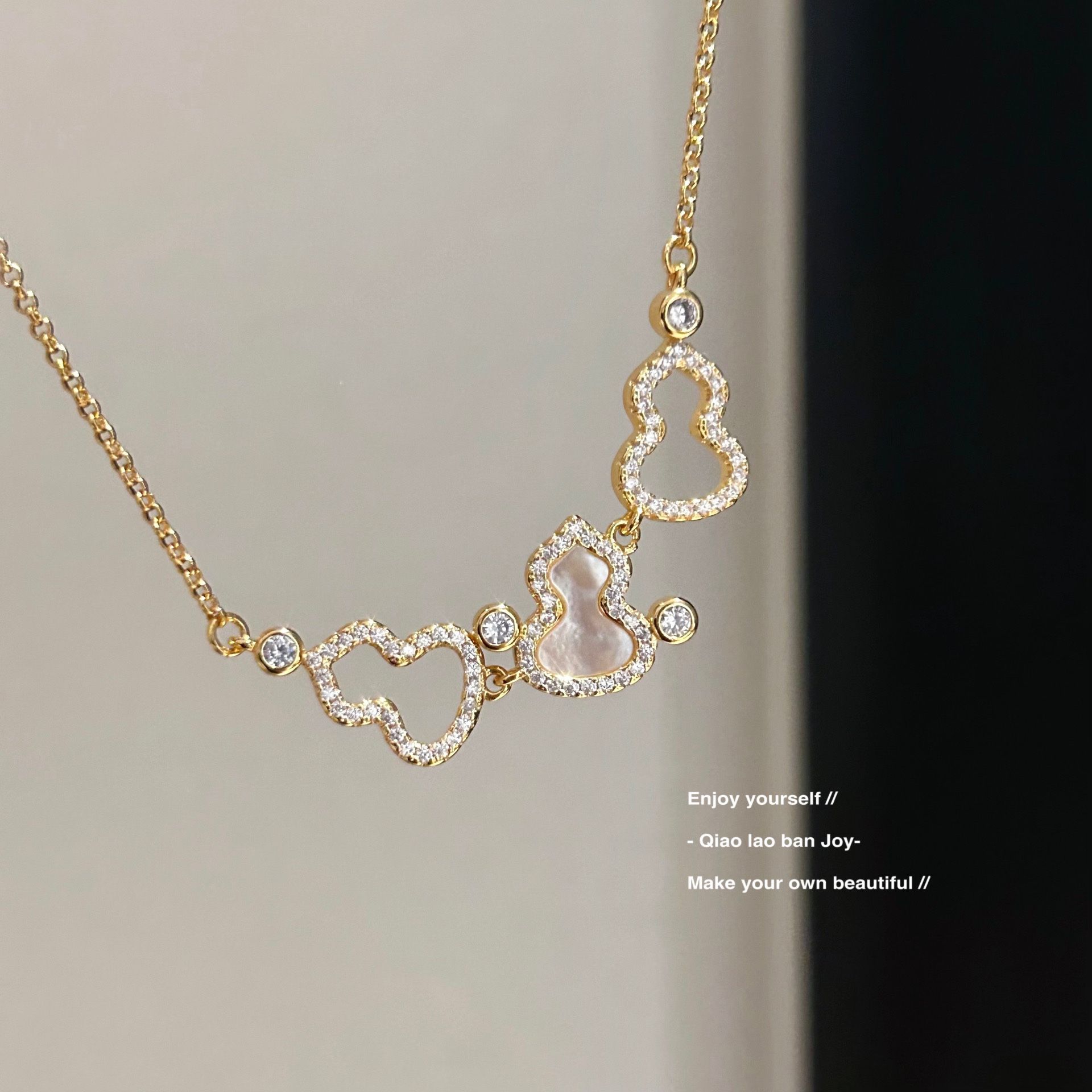Boss Qiao Joy] Gourd Necklace White Fritillary Burgundy Gold Clavicle Chain Exquisite Light Luxury Flash Diamond Texture Tide